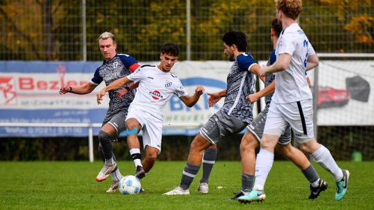 Der TSV Jesingen (weiß) steht nach fünf sieglosen Spielen in Serie schon mächtig unter Zugzwang.  Foto: Markus Brändli
