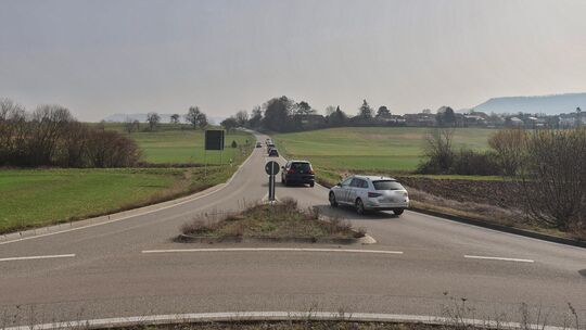 Ab voraussichtlich Mitte Mai geht von hier ab nichts mehr: Die Kreisstraße zwischen Dettingen und Nabern muss saniert werden. Fo