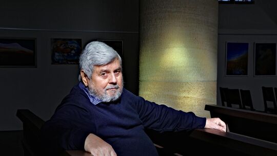 Der Künstler Hans-Hilmar Seel inmitten seiner Bilder des Kreuzwegs in der Martinskirche Kirchheim.  Foto: Florian Stegmaier