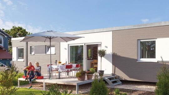 Mit den nötigen Rücklagen kann man sich auch späte Wohnwünsche erfüllen. Foto: SchwörerHaus / J. Lippert