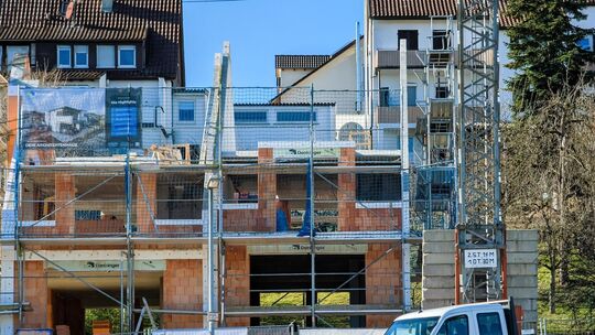 Ob Neubau oder Bestandsimmobilie - beide Optionen bieten Chancen, aber auch Herausforderungen. Foto: Jörg Bächle