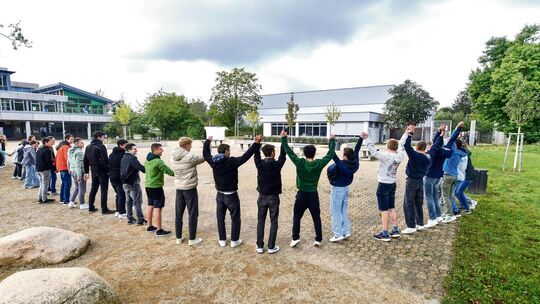 Im Schlossgymnasium in Kirchheim finden immer wieder politische Veranstaltungen statt, wie hier bei der "Schlosskette" gegen Mob Im Schlossgymnasium in Kirchheim finden immer wieder politische Veranstaltungen statt, wie hier bei der "Schlosskette" gegen Mob