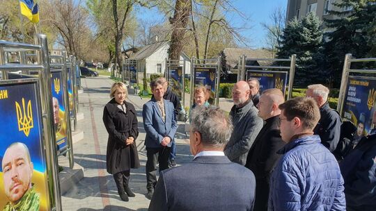 Eine Delegation aus Kirchheim besichtigt in Sarata die "Allee der Helden". Foto: pr