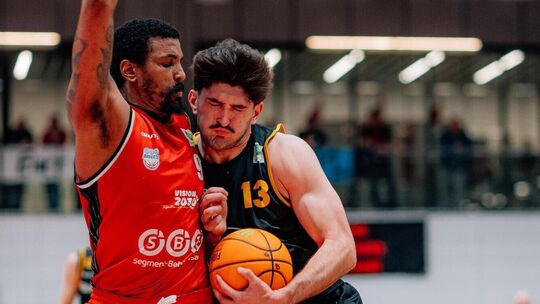 Augen zu und durch: Nick Spinoso und die Knights haben sich nach anfänglichen Schwierigkeiten beim Aufsteiger in Wolmirstedt beh