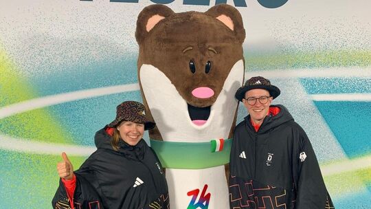 Bevor es am Samstag und Sonntag auf der Loipe ernst wurde, hatten Linn Kazmaier und Florian Baumann Zeit für Selfie mit Maskottc