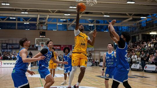 Nicht nur in dieser Szene hatten Chuck Harris und die Knights den besseren und erfolgreicheren Zug zum Korb als die Gäste aus Ka Nicht nur in dieser Szene hatten Chuck Harris und die Knights den besseren und erfolgreicheren Zug zum Korb als die Gäste aus Ka