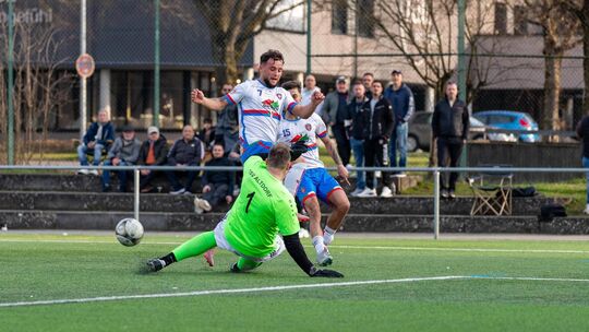 Guiseppe Rendina und die Catanesi sind vom TSV Altdorf ausgebremst worden. Foto: Michael Treutner
