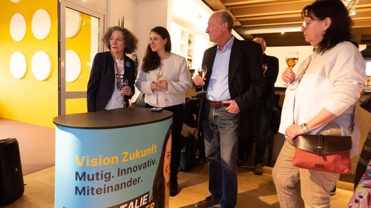 Natalie Pfau-Weller (zweite von links) fiebert den Zahlen aus dem Wahlkreis entgegen. Foto: Thomas Kaltenecker Natalie Pfau-Weller (zweite von links) fiebert den Zahlen aus dem Wahlkreis entgegen. Foto: Thomas Kaltenecker
