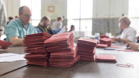 Auszählung in der Kirchheimer Konrad-Widerholt-Halle: Alle Briefwahlbezirke der Stadt Kirchheim waren dort vereint. Foto: Cars Auszählung in der Kirchheimer Konrad-Widerholt-Halle: Alle Briefwahlbezirke der Stadt Kirchheim waren dort vereint. Foto: Cars