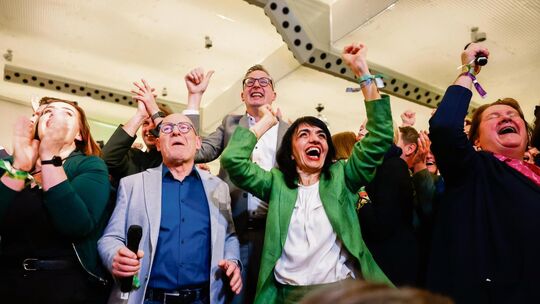 So sieht Erleichterung aus: Ricarda Lang, Winfried Hermann, Andreas Schwarz, Muhterem Aras und Theresa Schopper um 18 Uhr bei d So sieht Erleichterung aus: Ricarda Lang, Winfried Hermann, Andreas Schwarz, Muhterem Aras und Theresa Schopper um 18 Uhr bei d