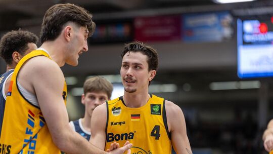 Kommen nicht so oft zum Zug wie gewünscht, ordnen sich dem Teamerfolg aber wie alle anderen unter: Nick Spinoso (li.) und Gian A