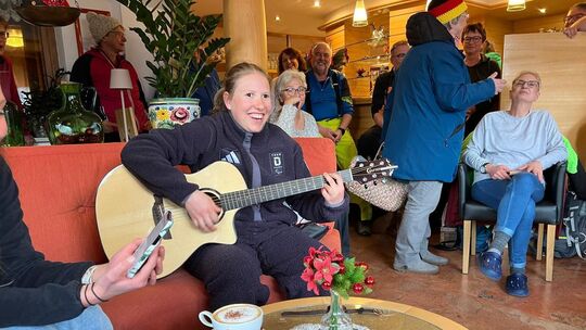 Ein Geburtstagsständchen für den Bruder im Fan-Hotel: Linn Kazmaier ist bei den Paralympics auch abseits der Loipe gefordert. Fo