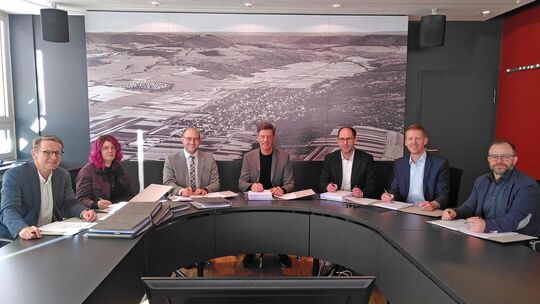 Vertragsunterzeichnung im Dettinger Rathaus (v.l.n.r.): Hans-Peter Birkenmaier (Hausverwaltung Birkenmaier), Viviane Rein (Pfleg