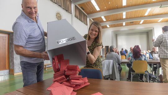 Die Briefwahlbezirke waren am Sonntag in der Kirchheimer Konrad-Widerholt-Halle vereint. Bei der Briefwahl hat die AfD landeswei Die Briefwahlbezirke waren am Sonntag in der Kirchheimer Konrad-Widerholt-Halle vereint. Bei der Briefwahl hat die AfD landeswei