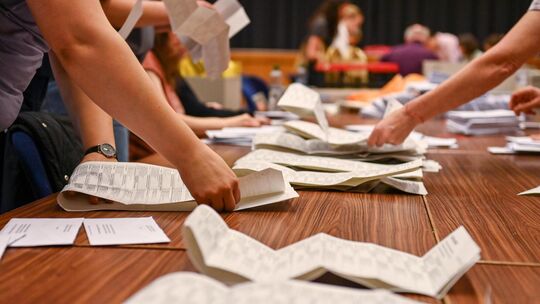 Bei der Auszählung dauert es in einzelnen Wahlbezirken manchmal etwas länger, bis das korrekte Ergebnis feststeht. Symbolbild