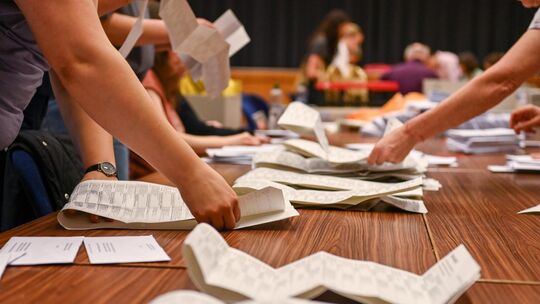 Bei der Auszählung dauert es in einzelnen Wahlbezirken manchmal etwas länger, bis das korrekte Ergebnis feststeht. Symbolbild Bei der Auszählung dauert es in einzelnen Wahlbezirken manchmal etwas länger, bis das korrekte Ergebnis feststeht. Symbolbild