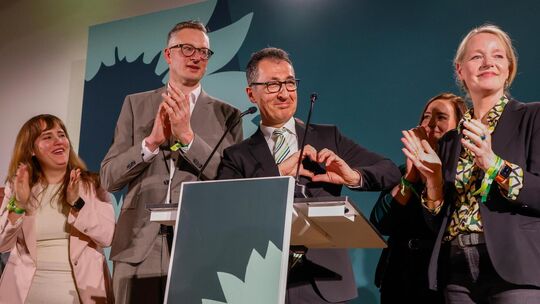 Erfolg mit Zweitstimme: Andreas Schwarz feiert mit Cem Özdemir am Abend der Wahl. Links ist Ricarda Lang, rechts Thekla Walker z Erfolg mit Zweitstimme: Andreas Schwarz feiert mit Cem Özdemir am Abend der Wahl. Links ist Ricarda Lang, rechts Thekla Walker z