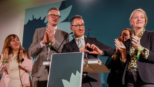 Erfolg mit Zweitstimme: Andreas Schwarz feiert mit Cem Özdemir am Abend der Wahl. Links ist Ricarda Lang, rechts Thekla Walker z Erfolg mit Zweitstimme: Andreas Schwarz feiert mit Cem Özdemir am Abend der Wahl. Links ist Ricarda Lang, rechts Thekla Walker z