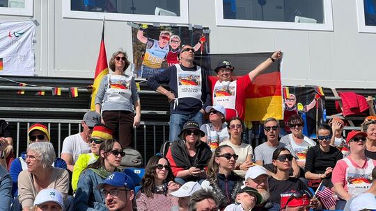 Die Unterstützung des Fanclubs aus der Heimat hat geholfen: Linn Kazmaier hat in Tesero Bronze gewonnen. Foto: Jürgen Hahn
