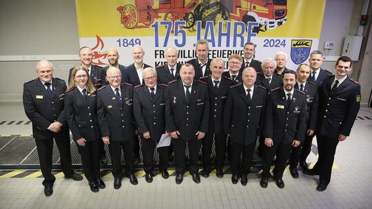 Ehrende und Geehrte bei der Jahreshauptversammlung der Kirchheimer Feuerwehr: in der vorderen Reihe (von links) Stadtbrandmeiste