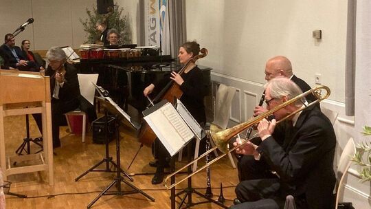 Die Stuttgarter Saloniker steuerten zu jedem Zeitraum die passende Musik bei. Foto: Andreas Volz Die Stuttgarter Saloniker steuerten zu jedem Zeitraum die passende Musik bei. Foto: Andreas Volz