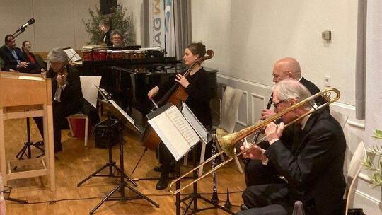 Die Stuttgarter Saloniker steuerten zu jedem Zeitraum die passende Musik bei. Foto: Andreas Volz
