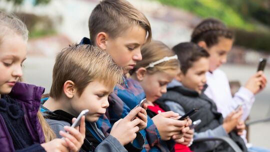 Gemeinsam einsam: Digitaler Lockstoff auf Smartphones lässt Kinder und Jugendliche die reale Welt um sie herum ausblenden – mit Gemeinsam einsam: Digitaler Lockstoff auf Smartphones lässt Kinder und Jugendliche die reale Welt um sie herum ausblenden – mit
