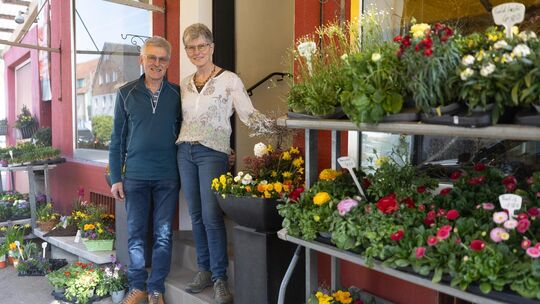 Hans-Christof und Anette Blankenhorn vor ihrem Blumenladen in Dettingen. Foto: Carsten Riedl