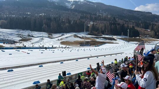 Die Stimmung im Ski-Stadion von Tesero war auch am Mittwoch blendend. Foto: Jürgen Hahn
