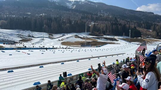 Die Stimmung im Ski-Stadion von Tesero war auch am Mittwoch blendend. Foto: Jürgen Hahn Die Stimmung im Ski-Stadion von Tesero war auch am Mittwoch blendend. Foto: Jürgen Hahn