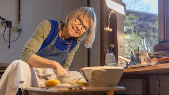 Im Bissinger "Lehmhaus" arbeitet Keramikerin Elke Adamek-Schrievers seit 30 Jahren in ihrer Töpferwerkstatt. Ihr Handwerk hat si Im Bissinger "Lehmhaus" arbeitet Keramikerin Elke Adamek-Schrievers seit 30 Jahren in ihrer Töpferwerkstatt. Ihr Handwerk hat si