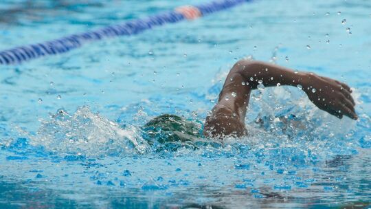 Schwimmen eignet sich sehr gut als Sport, wenn man seine Gelenke schonen möchte. Foto: Pexels