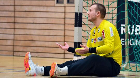 Irgendwann muss die Pechsträhne doch ein Ende haben: Weilheims Keeper Steffen Kruschina bittet hier nicht um Almosen, auch wenn