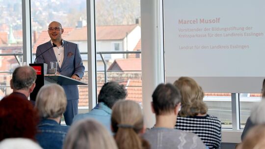 Landrat Marcel Musolf warb bei der Auftaktveranstaltung des Lesementoren-Projekts für einen bildungsstarken Landkreis Esslingen.