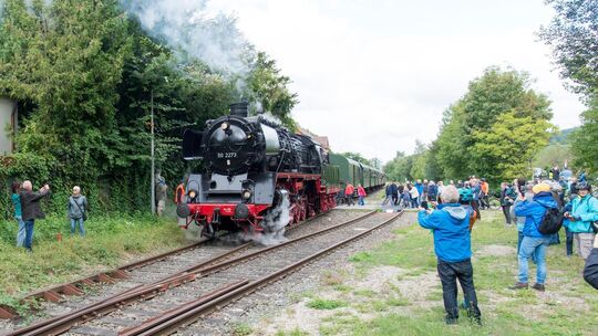 Im Oberlenninger Bahnhof wurde die Lok ans andere Zugende umgesetzt. Fotos: Peter Dietrich