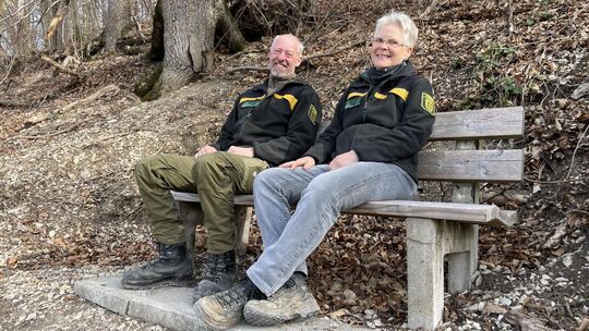 Förster Alexander Klein und Forstamtsleiterin Cordula Samuleit beim Vor-Ort-Termin zur Waldgesetzänderung. Foto: Antje Dörr