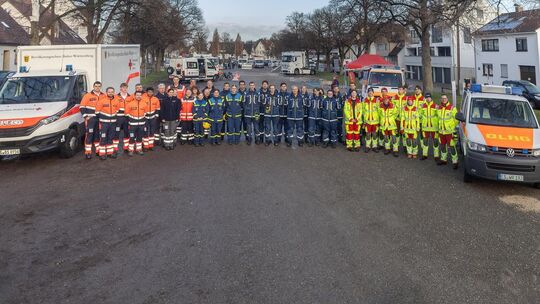 DRK, Malteser, THW und DLRG reihen sich auf dem Ziegelwasen auf und warten beim ersten Kirchheimer Katastrophenschutztag für Sec