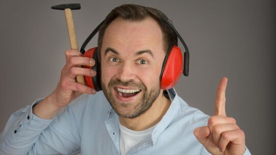 Der Solokabarettist Jakob Friedrich nimmt am Freitag, 13. März, um 20 Uhr das Publikum im Lamm in Neidlingen auf eine kurze, poi