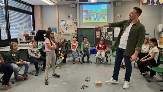 Die Zweitklässlerin Ekin schlüpft beim Training mit Simon Reinöhl in die Rolle des Igels: Als sie provoziert wird, bleibt sie co