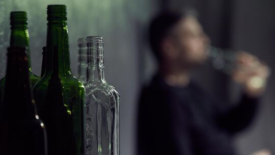 Alkohol soll am Esslinger Bahnhof weiterhin tabu sein. Symbolfoto: Adobe Stock