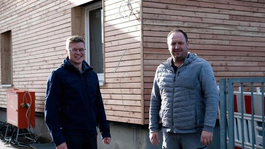Dettingen investiert viel in den Klimaschutz. Klimaschutz-Manager Michael Christ und Bauhofleiter Florian Imrich vor der gedämmt