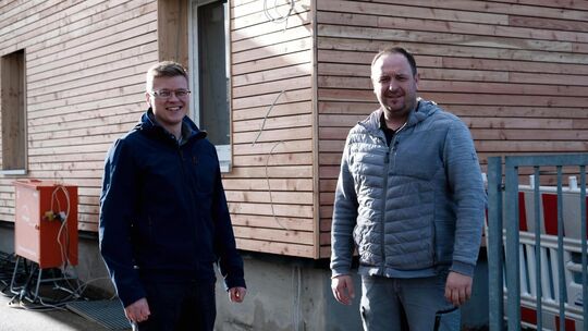 Dettingen investiert viel in den Klimaschutz. Klimaschutz-Manager Michael Christ und Bauhofleiter Florian Imrich vor der gedämmt