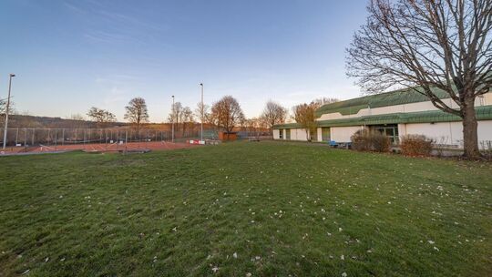 Auf der Rasenfläche kann die Tennisabteilung des TSV Jesingen künftig die Trendsportart Padel anbieten.   Foto: Carsten Riedl