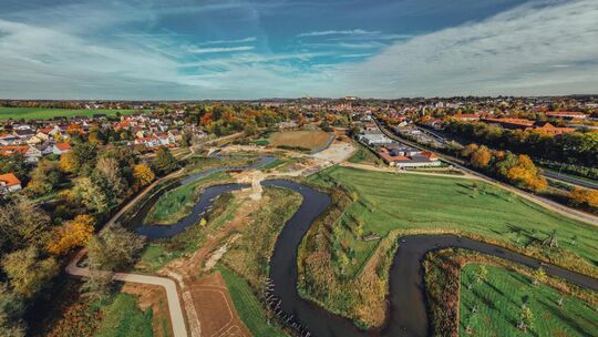 Die kostenfreien Busparkplätze beim Eingang und das Begrüßungsteam, das Busgruppen bereits an der Autobahnausfahrt in Empfang ni