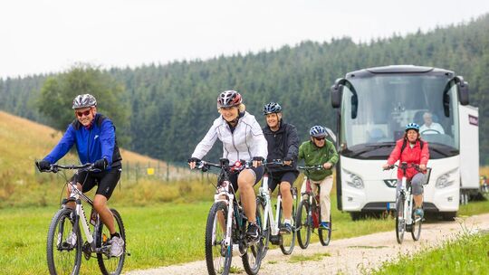 Radreisen mit dem Bus bieten eine attraktive Kombination aus Komfort und Bewegung an der frischen Luft. Foto: Gütegemeinschaft B