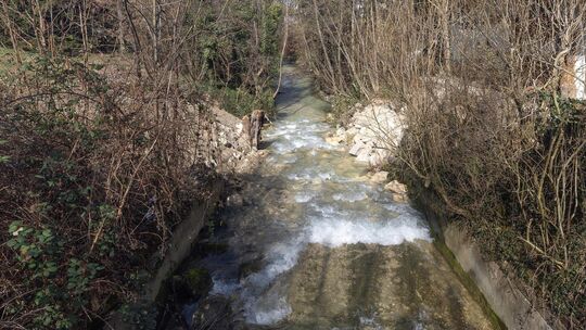 Die Lauter arbeitet sich in Brucken die Böschung in Richtung Haus hinauf. Dem muss Abhilfe geschaffen werden. Foto: Carsten Ried Die Lauter arbeitet sich in Brucken die Böschung in Richtung Haus hinauf. Dem muss Abhilfe geschaffen werden. Foto: Carsten Ried