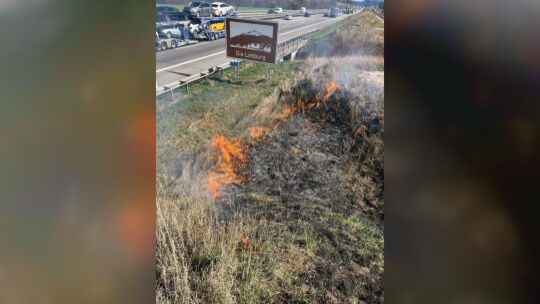 An der A8 in Fahrtrichtung München brannte zwischen Kirchheim und Holzmaden auf rund 100 Metern Länge die Böschung an der A8. Fo