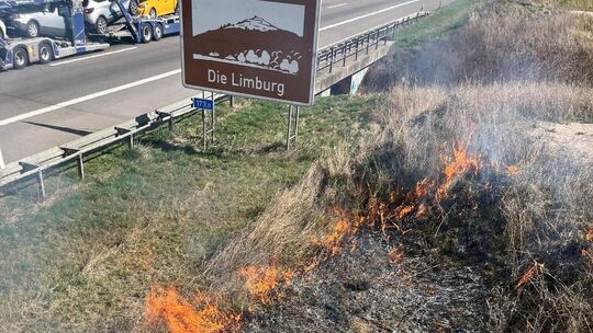 An der A8 in Fahrtrichtung München brannte zwischen Kirchheim und Holzmaden auf rund 100 Metern Länge die Böschung an der A8. Fo An der A8 in Fahrtrichtung München brannte zwischen Kirchheim und Holzmaden auf rund 100 Metern Länge die Böschung an der A8. Fo