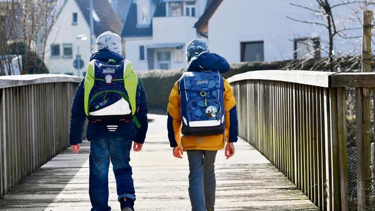 Kinder auf dem Weg zur Freihof-Grundschule. Dort wird der Rechtsanspruch auf Ganztagsbetreuung umgesetzt. Archivfoto: Markus Brä