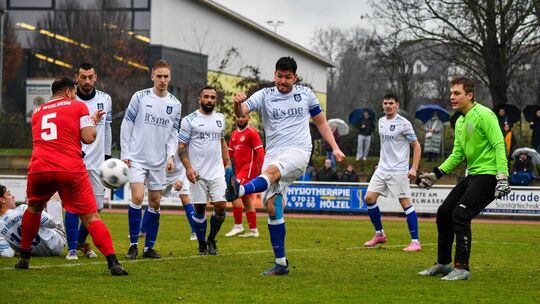 Beim TSV Ötlingen (weiß) ist der Aufwärtstrend erkennbar. Am Sonntag kreuzt die Jesinger Zweite im Rübholz auf. Foto: Markus Br